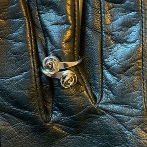 Silver color rose twist ring